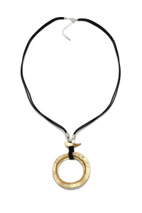 Колье из искусственной кожи и ювелирного сплава (бижутерия)